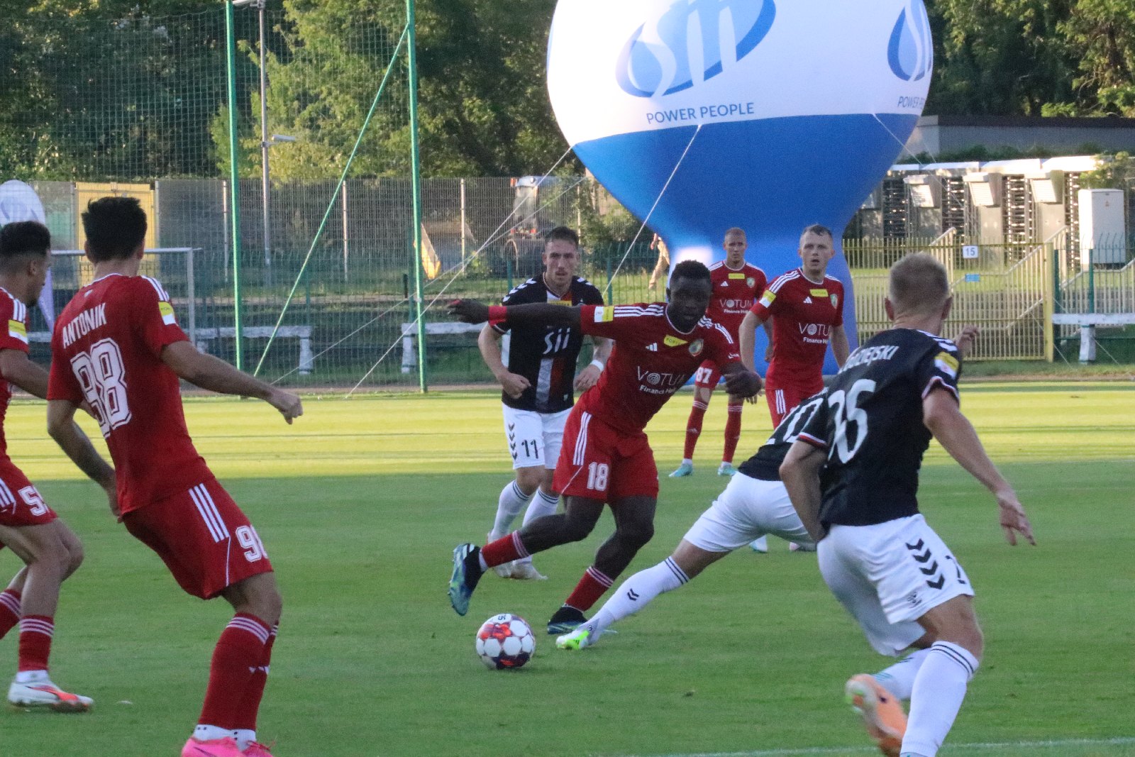 Potężną dawkę emocji zafundowali piłkarze Miedzi Legnica