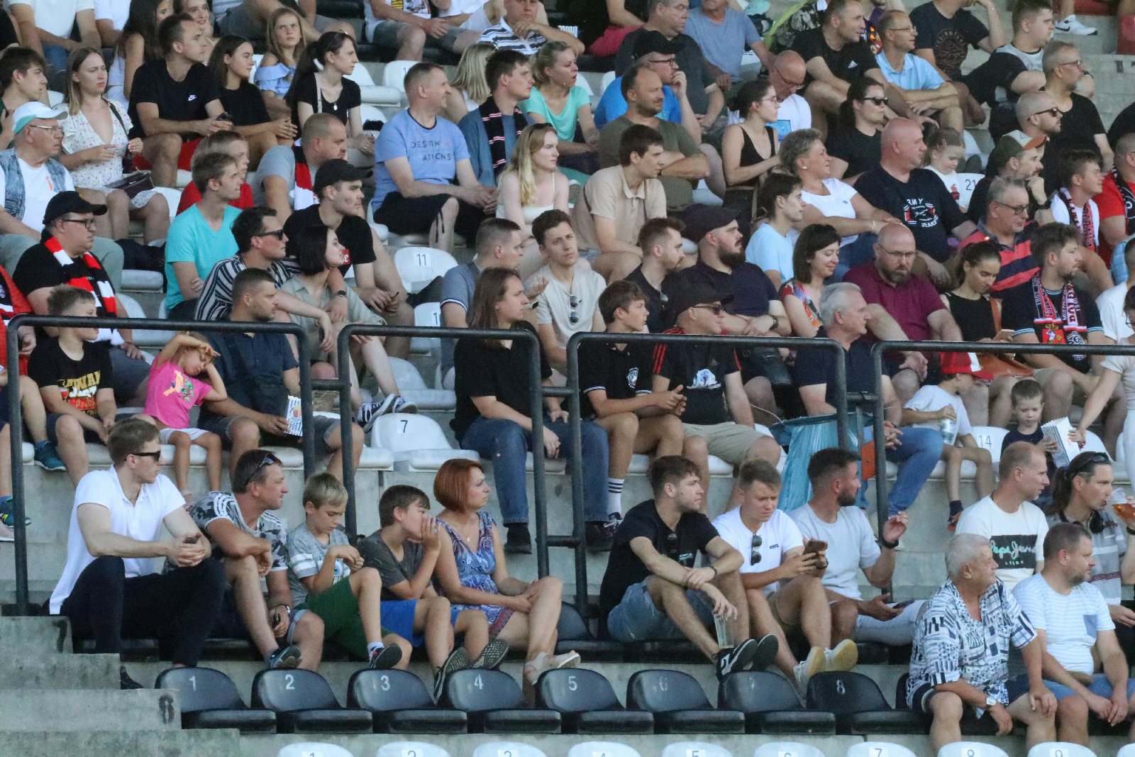 Potężną dawkę emocji zafundowali piłkarze Miedzi Legnica
