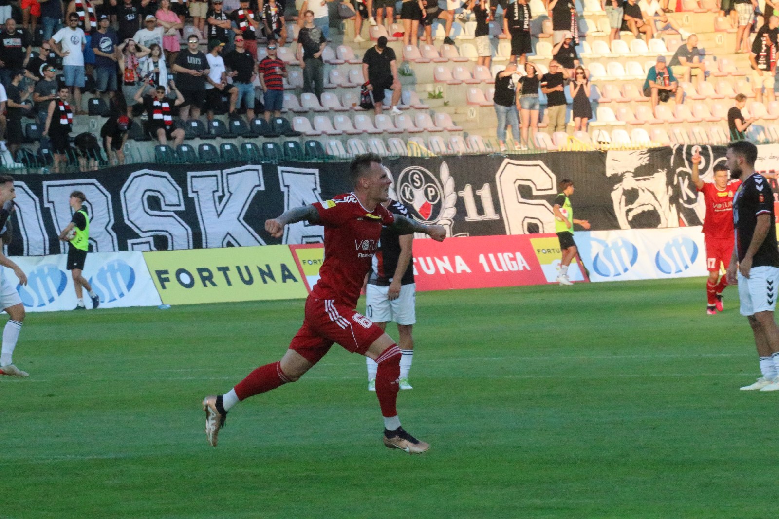 Potężną dawkę emocji zafundowali piłkarze Miedzi Legnica