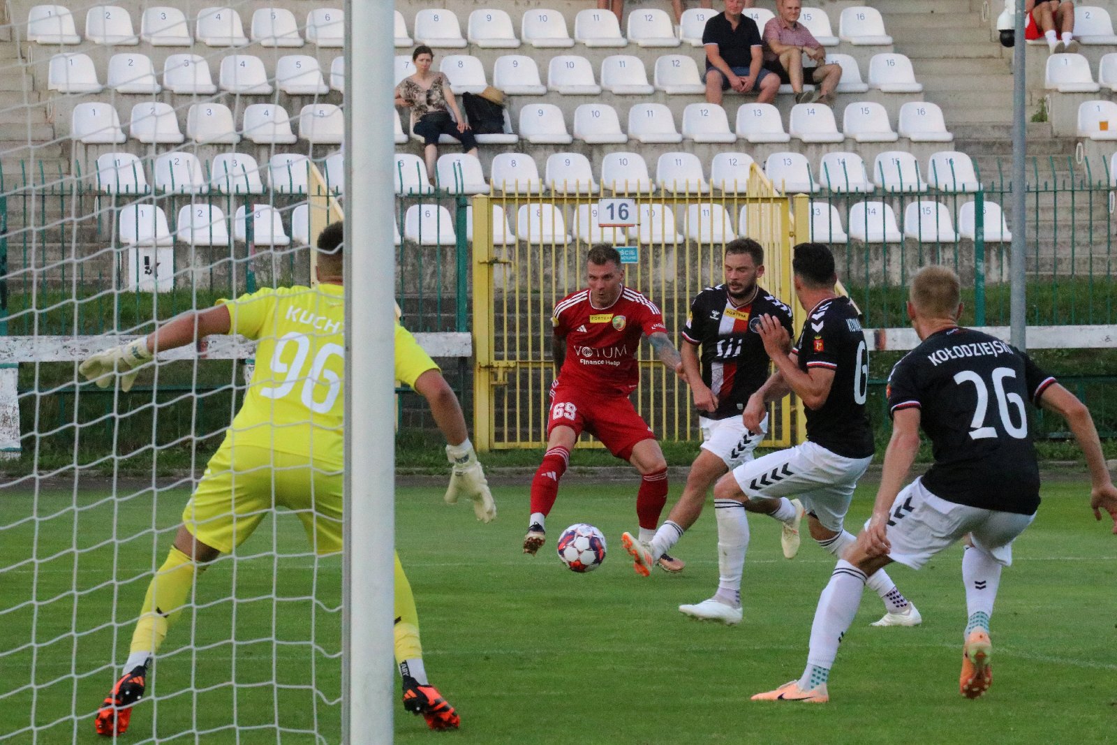 Potężną dawkę emocji zafundowali piłkarze Miedzi Legnica