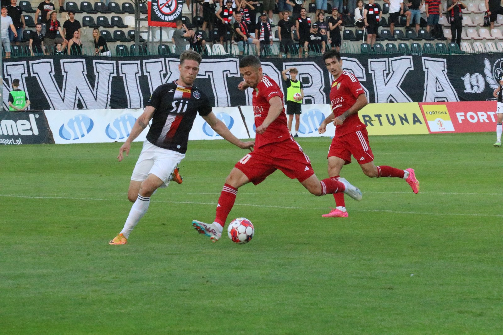 Potężną dawkę emocji zafundowali piłkarze Miedzi Legnica