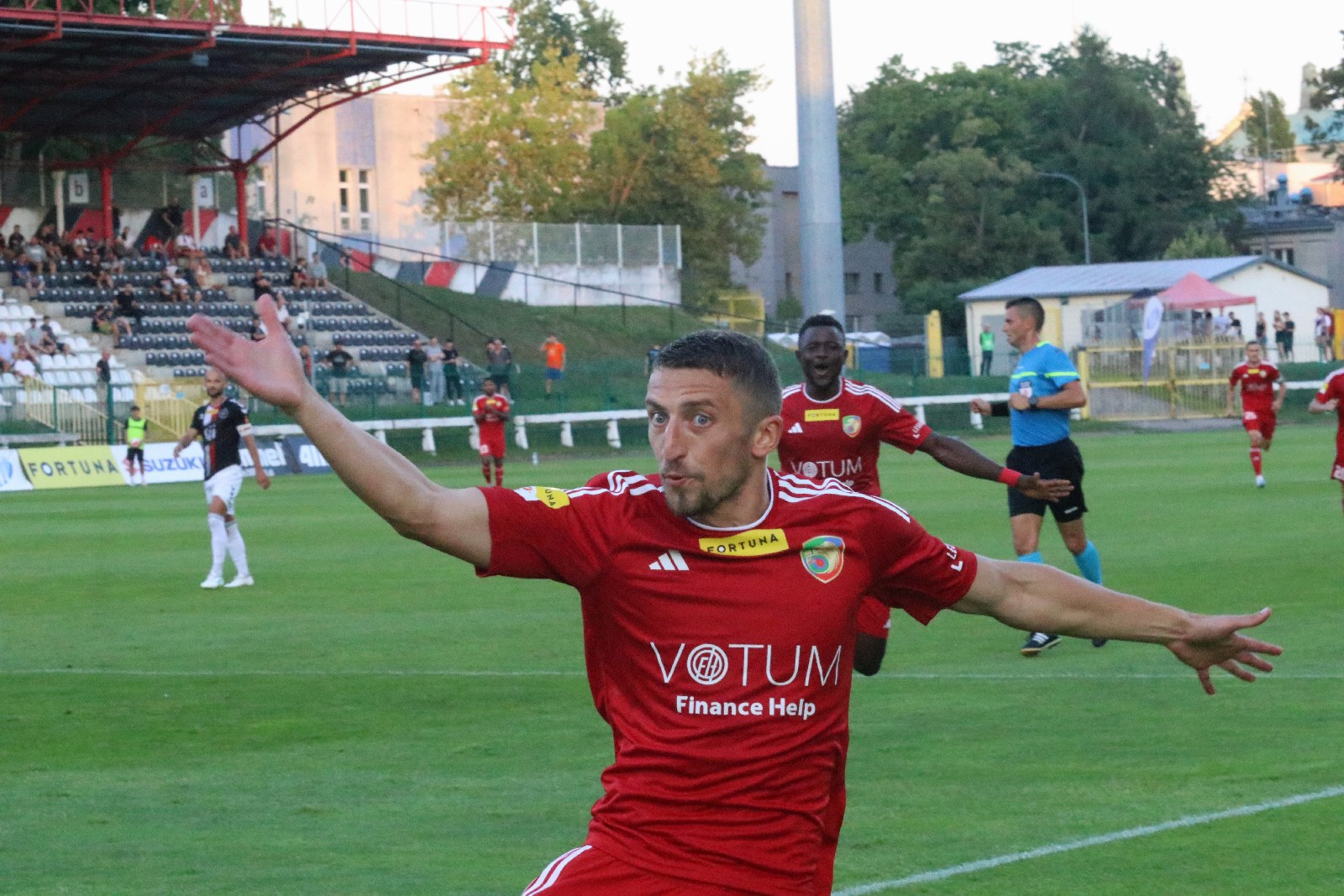 Potężną dawkę emocji zafundowali piłkarze Miedzi Legnica
