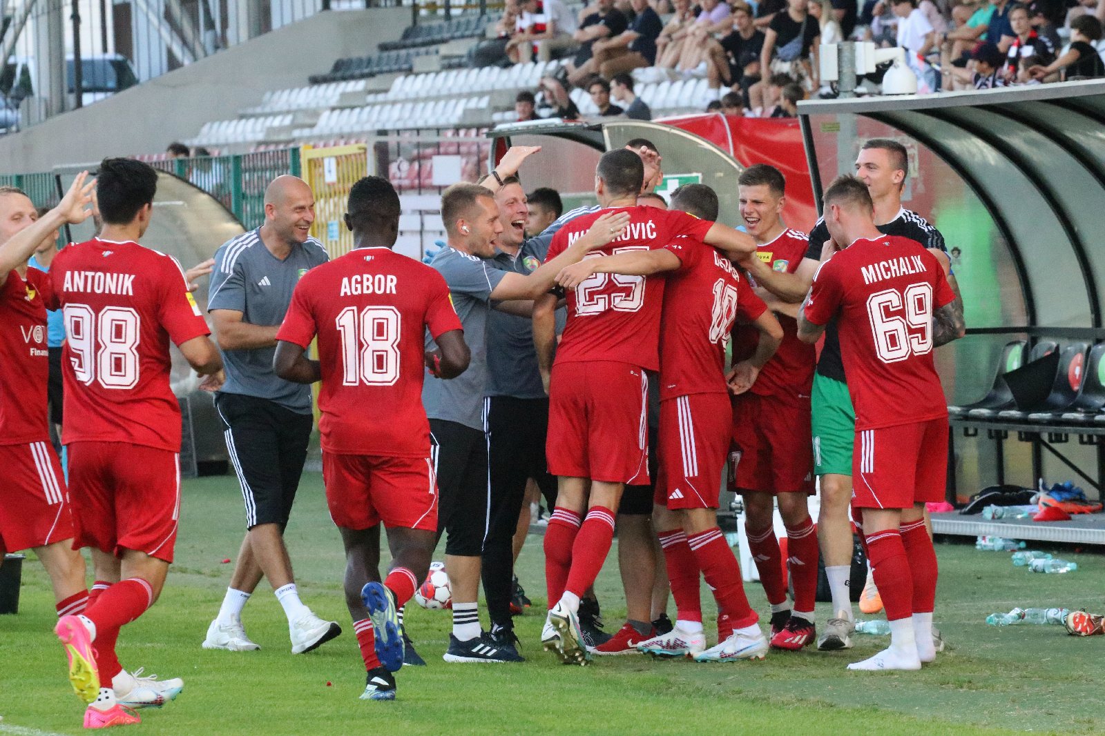 Potężną dawkę emocji zafundowali piłkarze Miedzi Legnica