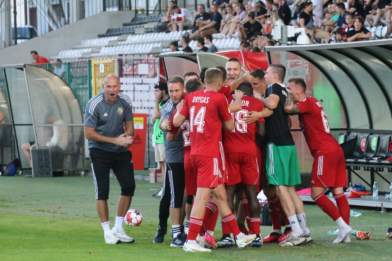 Potężną dawkę emocji zafundowali piłkarze Miedzi Legnica