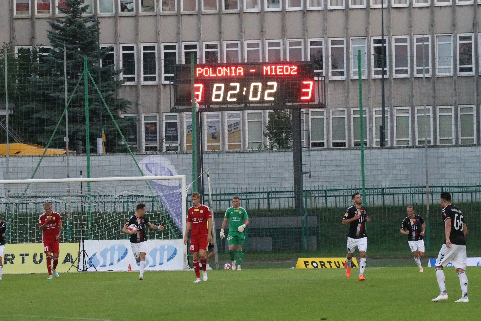 Potężną dawkę emocji zafundowali piłkarze Miedzi Legnica