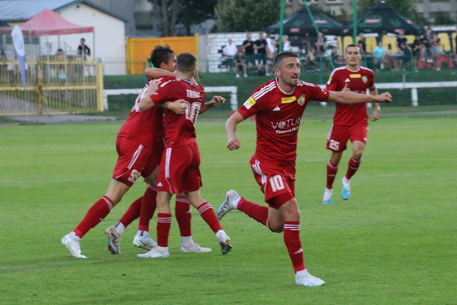Potężną dawkę emocji zafundowali piłkarze Miedzi Legnica