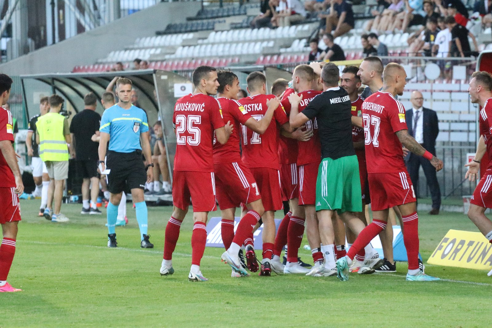 Potężną dawkę emocji zafundowali piłkarze Miedzi Legnica