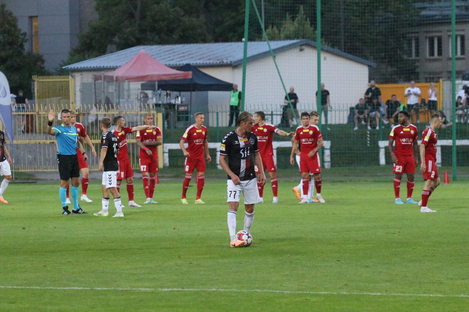 Potężną dawkę emocji zafundowali piłkarze Miedzi Legnica