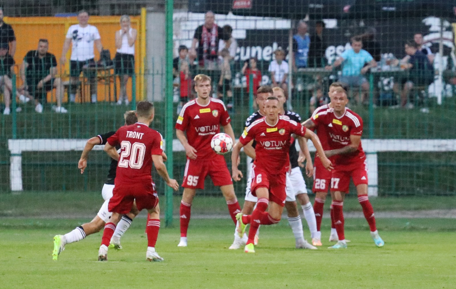 Potężną dawkę emocji zafundowali piłkarze Miedzi Legnica