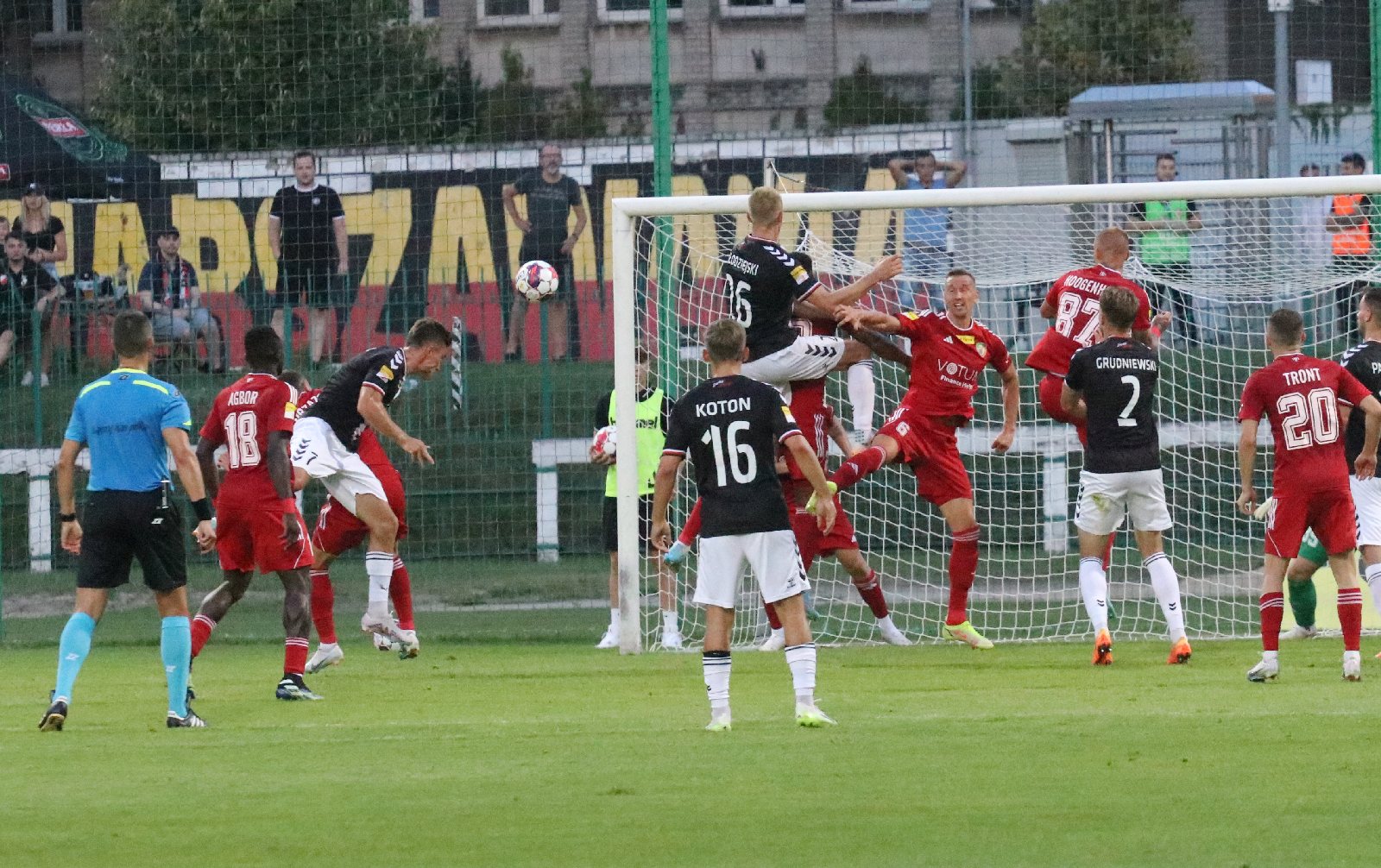 Potężną dawkę emocji zafundowali piłkarze Miedzi Legnica