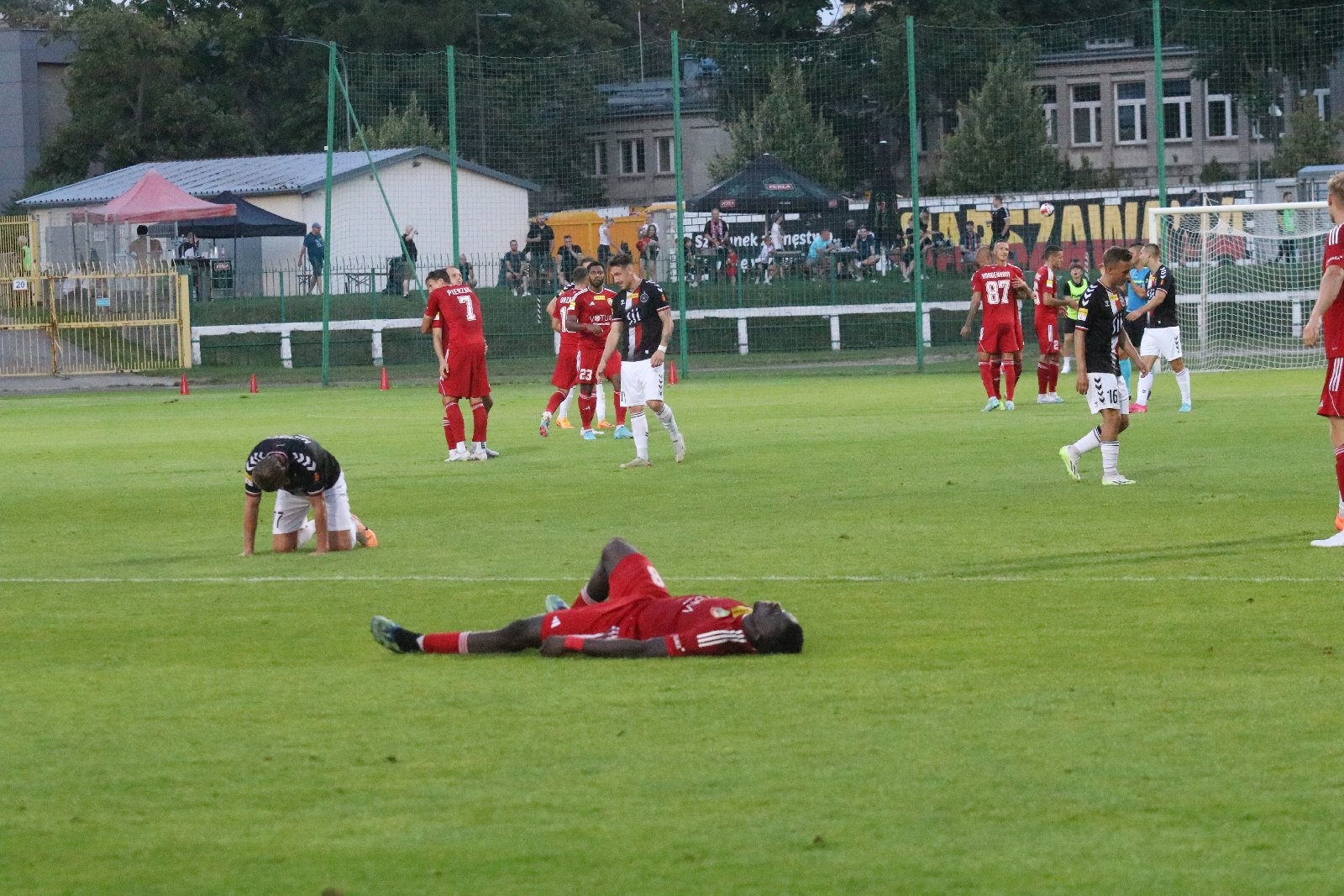 Potężną dawkę emocji zafundowali piłkarze Miedzi Legnica
