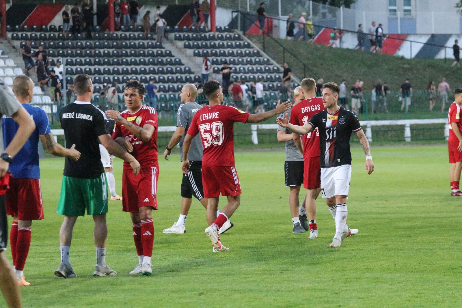 Potężną dawkę emocji zafundowali piłkarze Miedzi Legnica