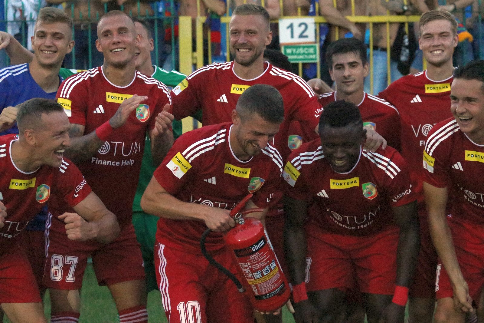 Potężną dawkę emocji zafundowali piłkarze Miedzi Legnica