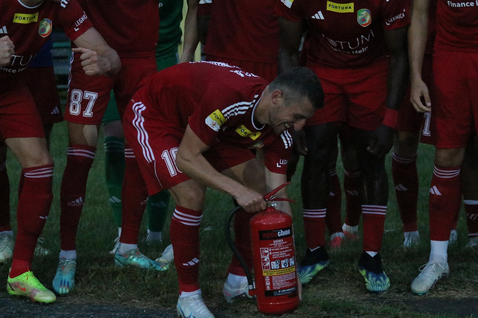 Potężną dawkę emocji zafundowali piłkarze Miedzi Legnica