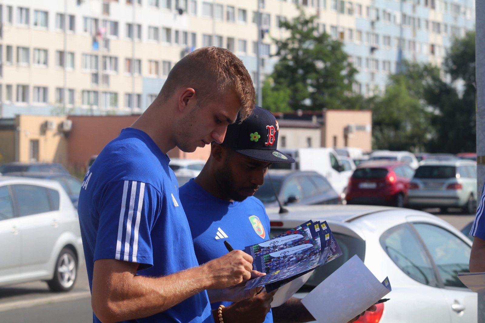 Piłkarze Miedzi Legnica rozdawali wochery na mecz ze Stalą