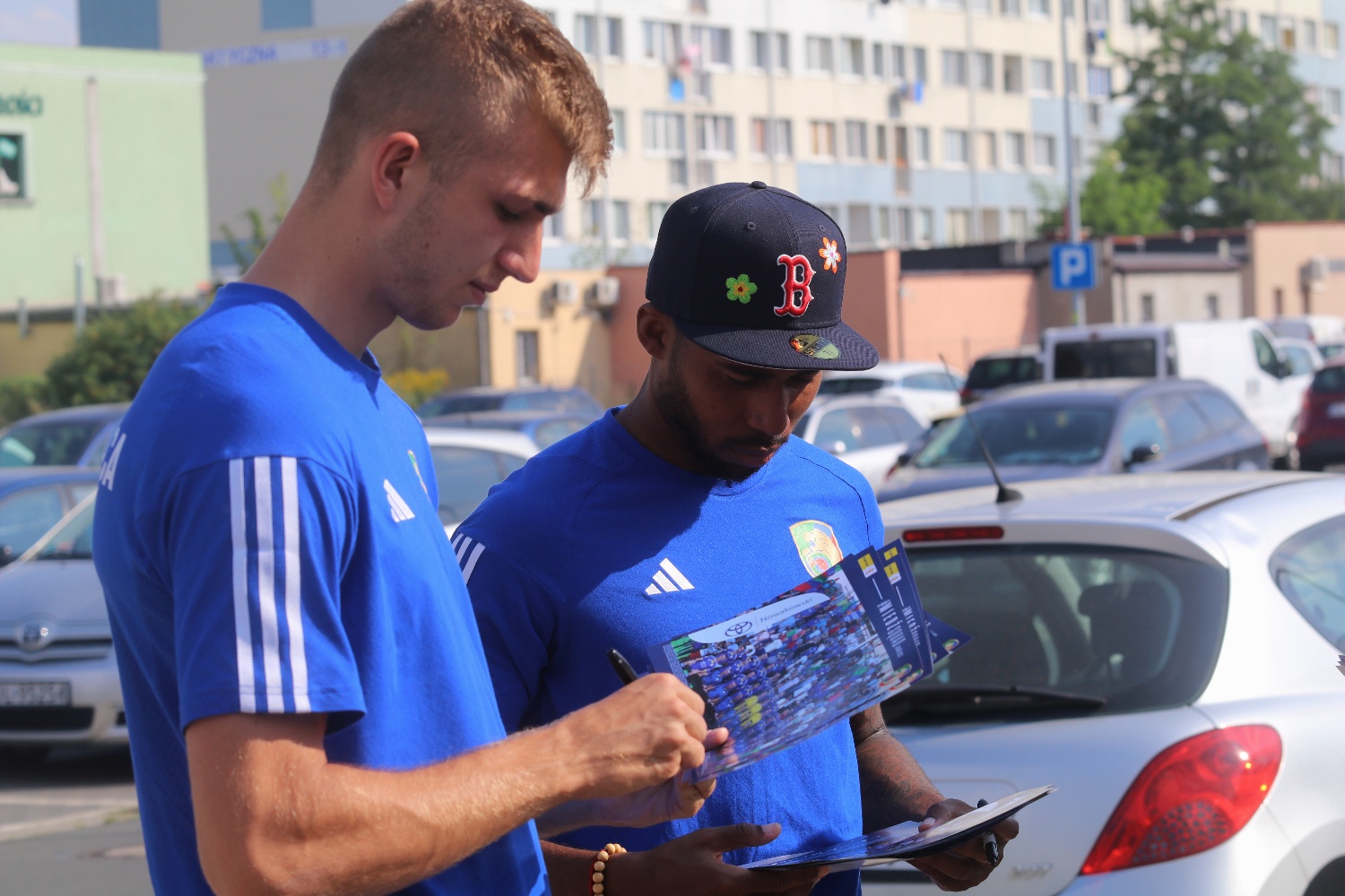 Piłkarze Miedzi Legnica rozdawali wochery na mecz ze Stalą