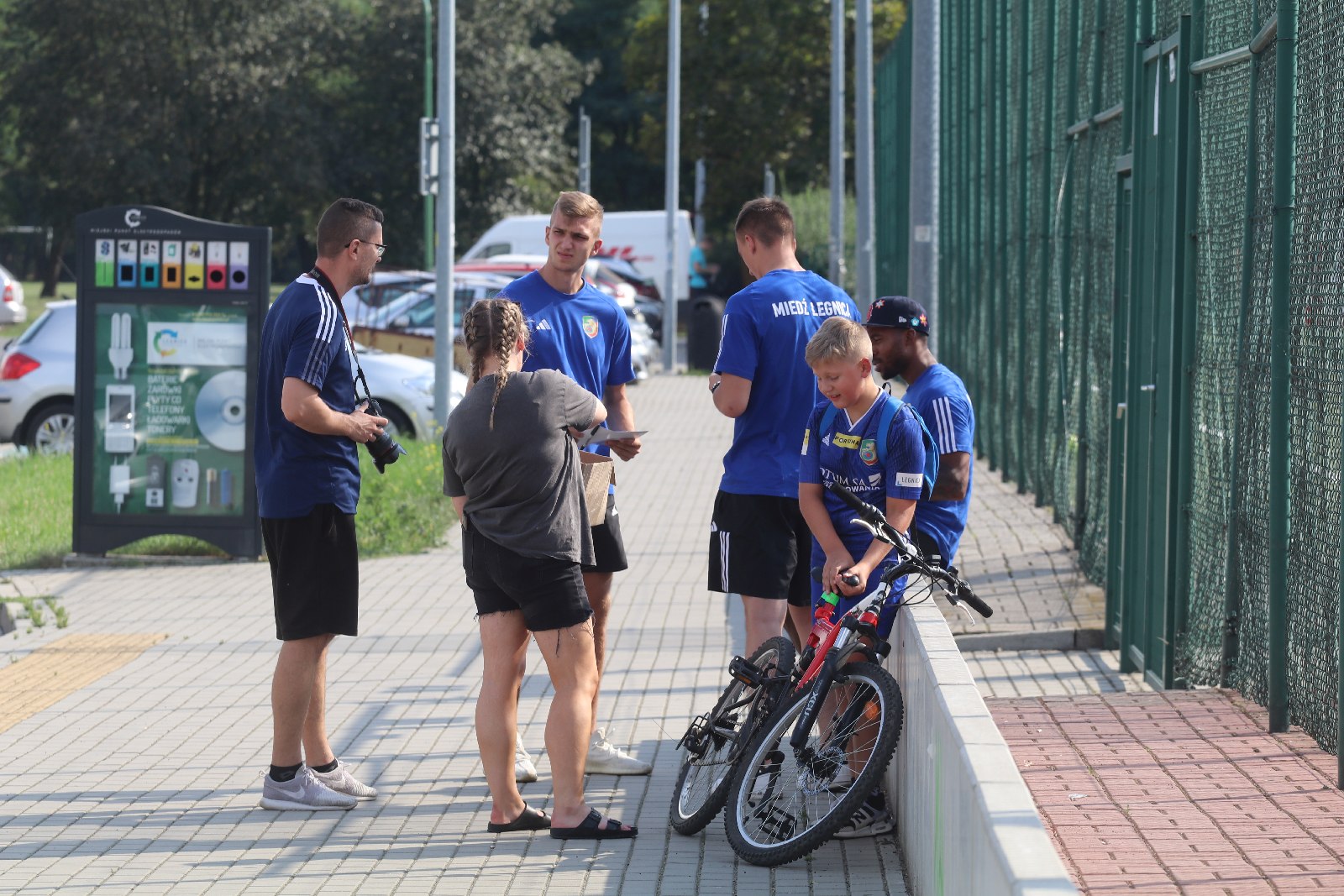 Piłkarze Miedzi Legnica rozdawali wochery na mecz ze Stalą