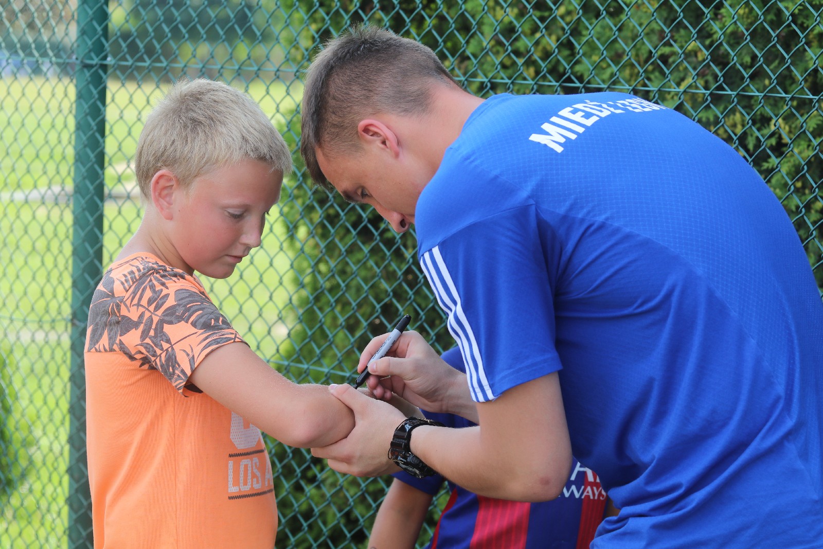 Piłkarze Miedzi Legnica rozdawali wochery na mecz ze Stalą