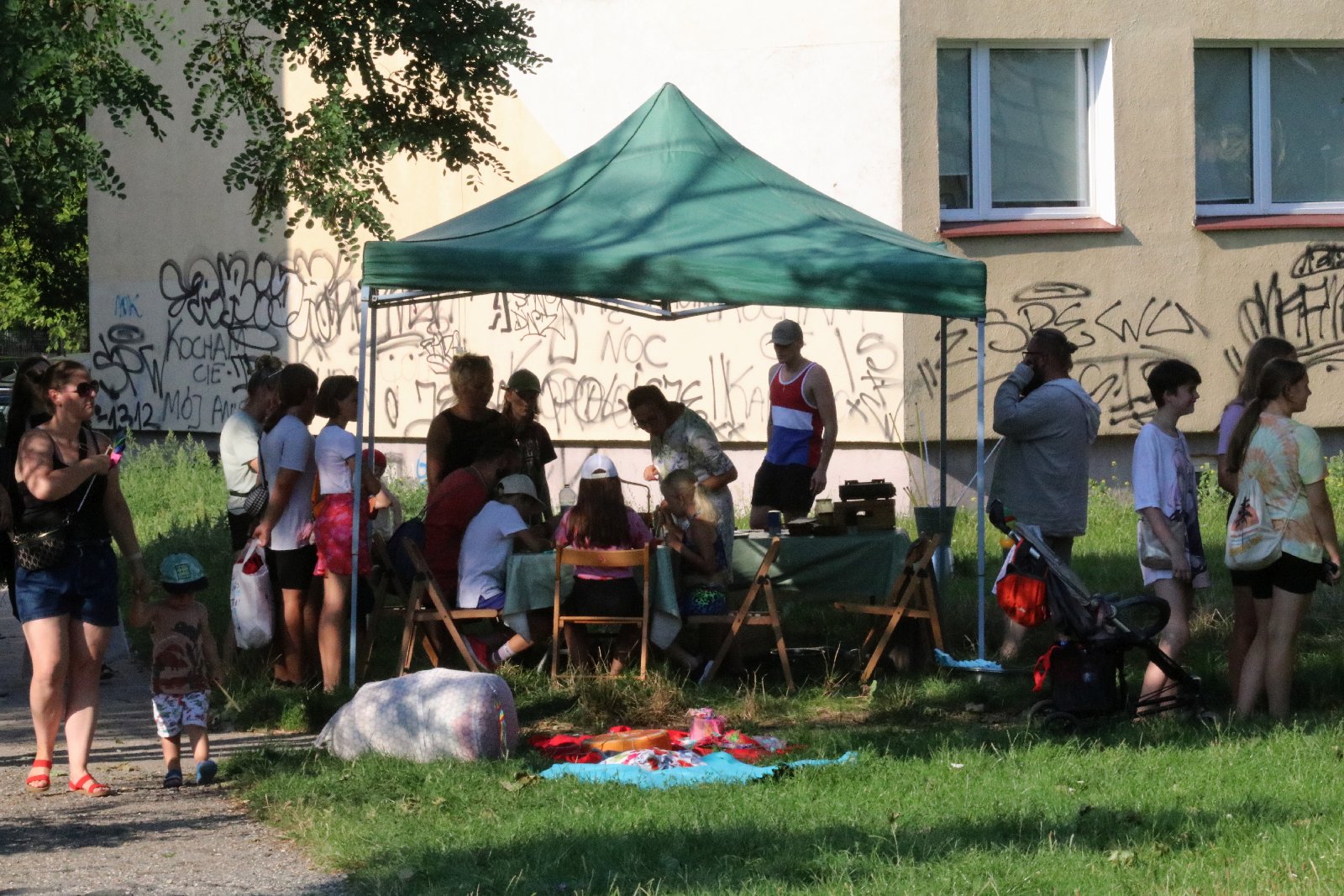 Teatralny Piknik Sąsiedzki na legnickich Piekarach    	