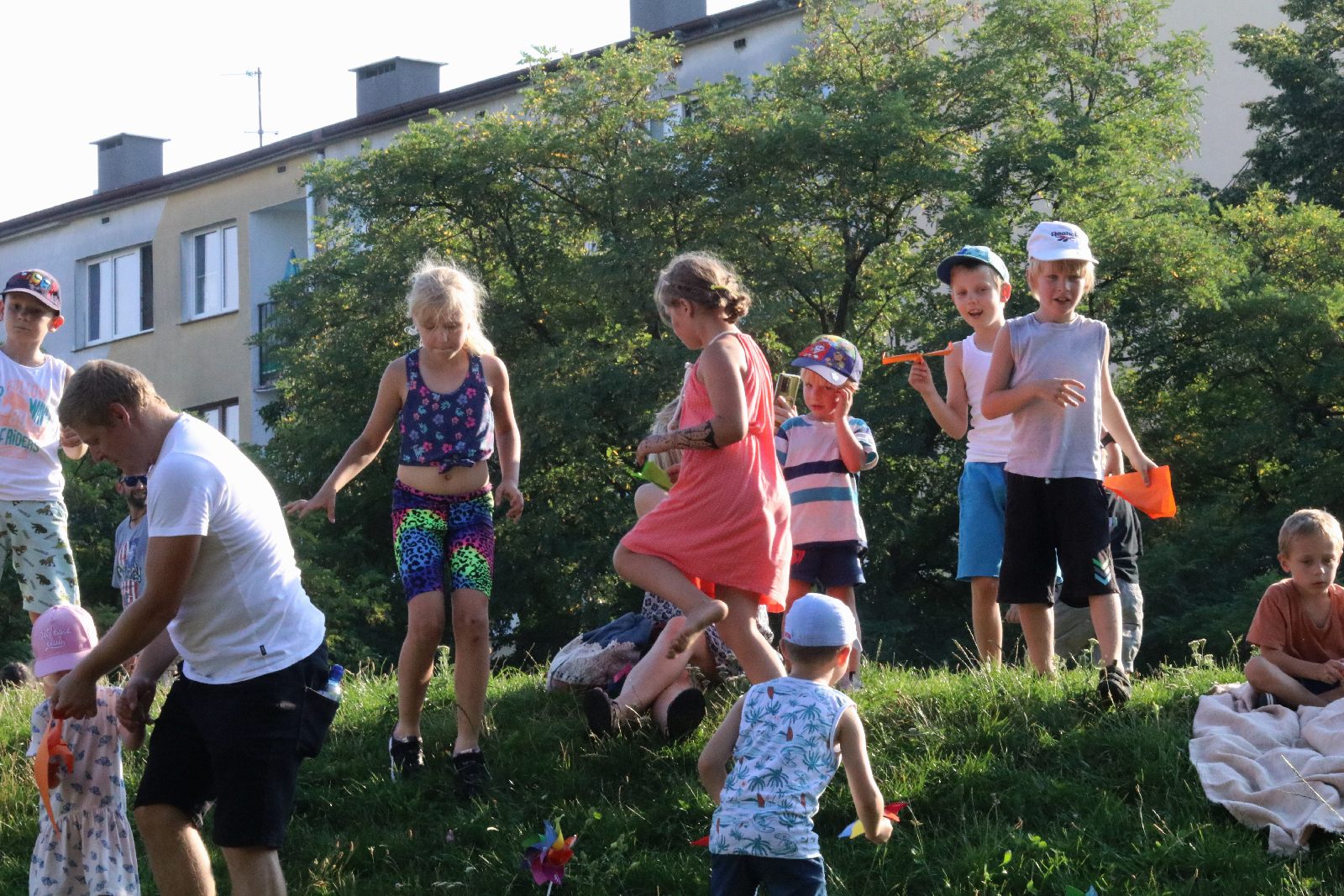 Teatralny Piknik Sąsiedzki na legnickich Piekarach    	