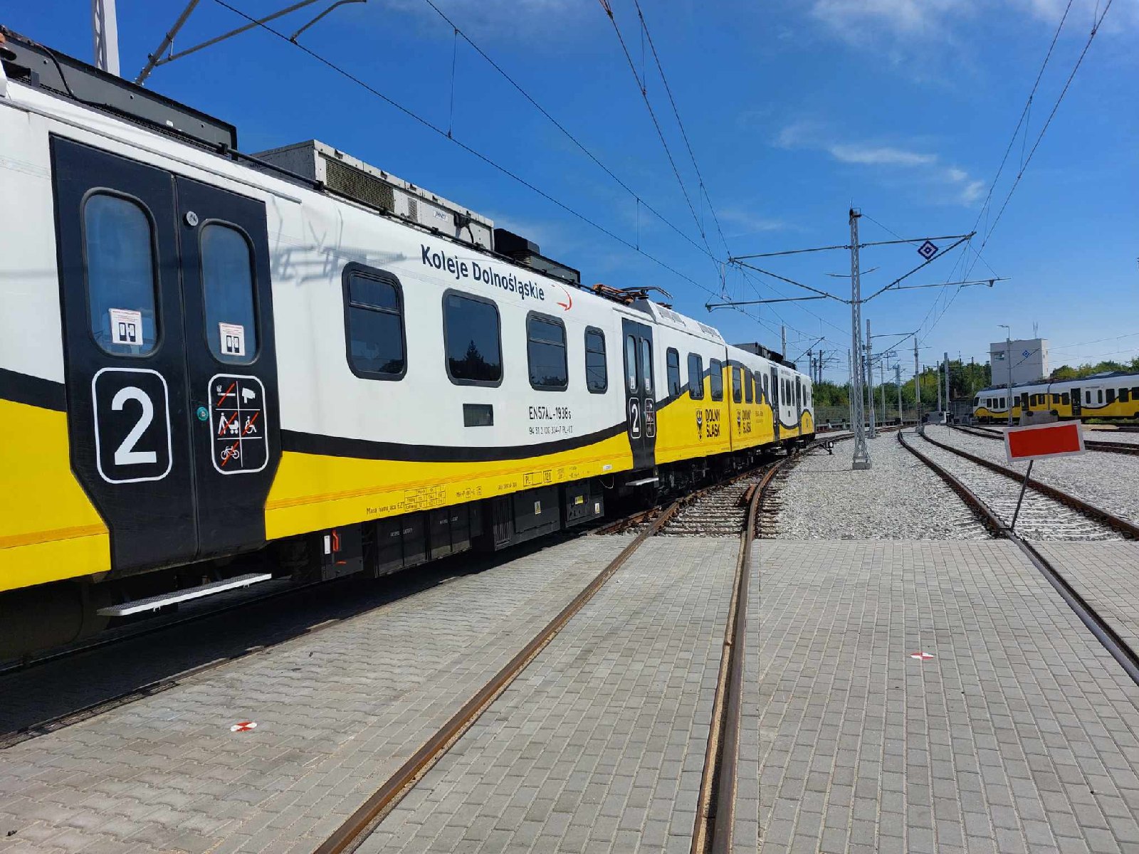 Nowa hala serwisowa Kolei Dolnośląskich oficjalnie otwarta