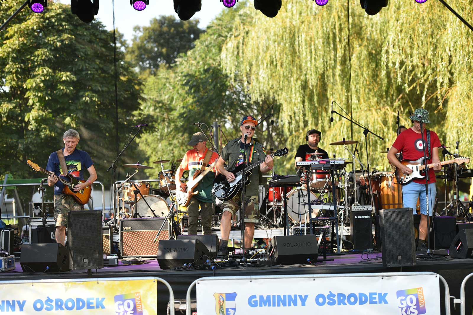 Pląsy w rytmach reggae rozpoczęły się z formacją Reaguj