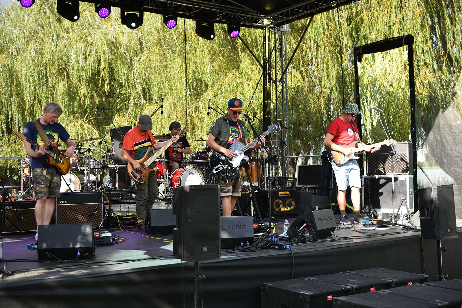 Pląsy w rytmach reggae rozpoczęły się z formacją Reaguj