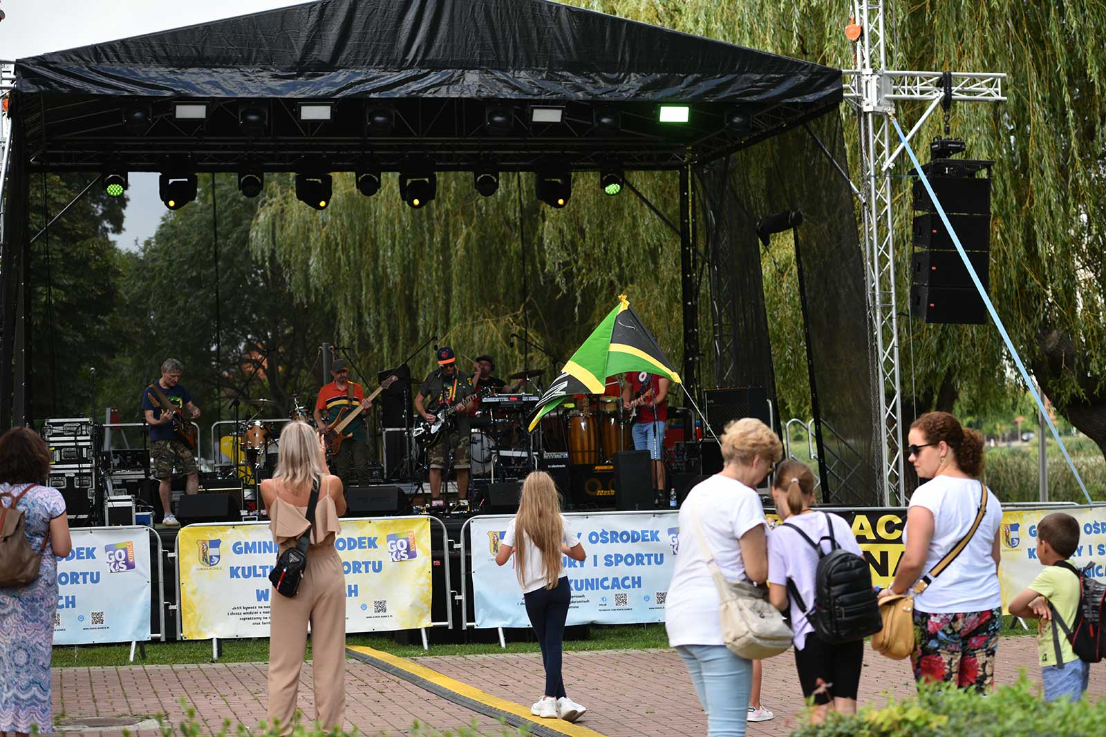 Pląsy w rytmach reggae rozpoczęły się z formacją Reaguj