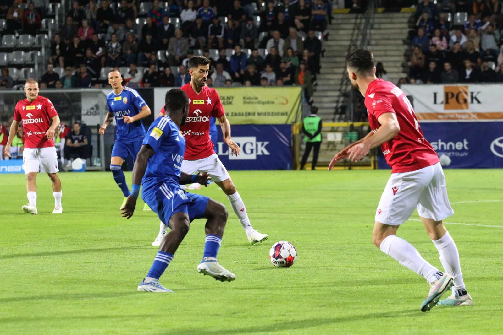 Remis z Wisłą Kraków. Miedź Legnica nadal niepokonana