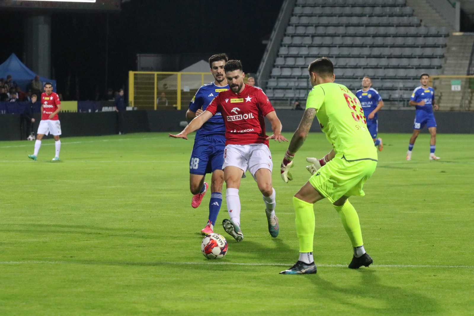 Remis z Wisłą Kraków. Miedź Legnica nadal niepokonana
