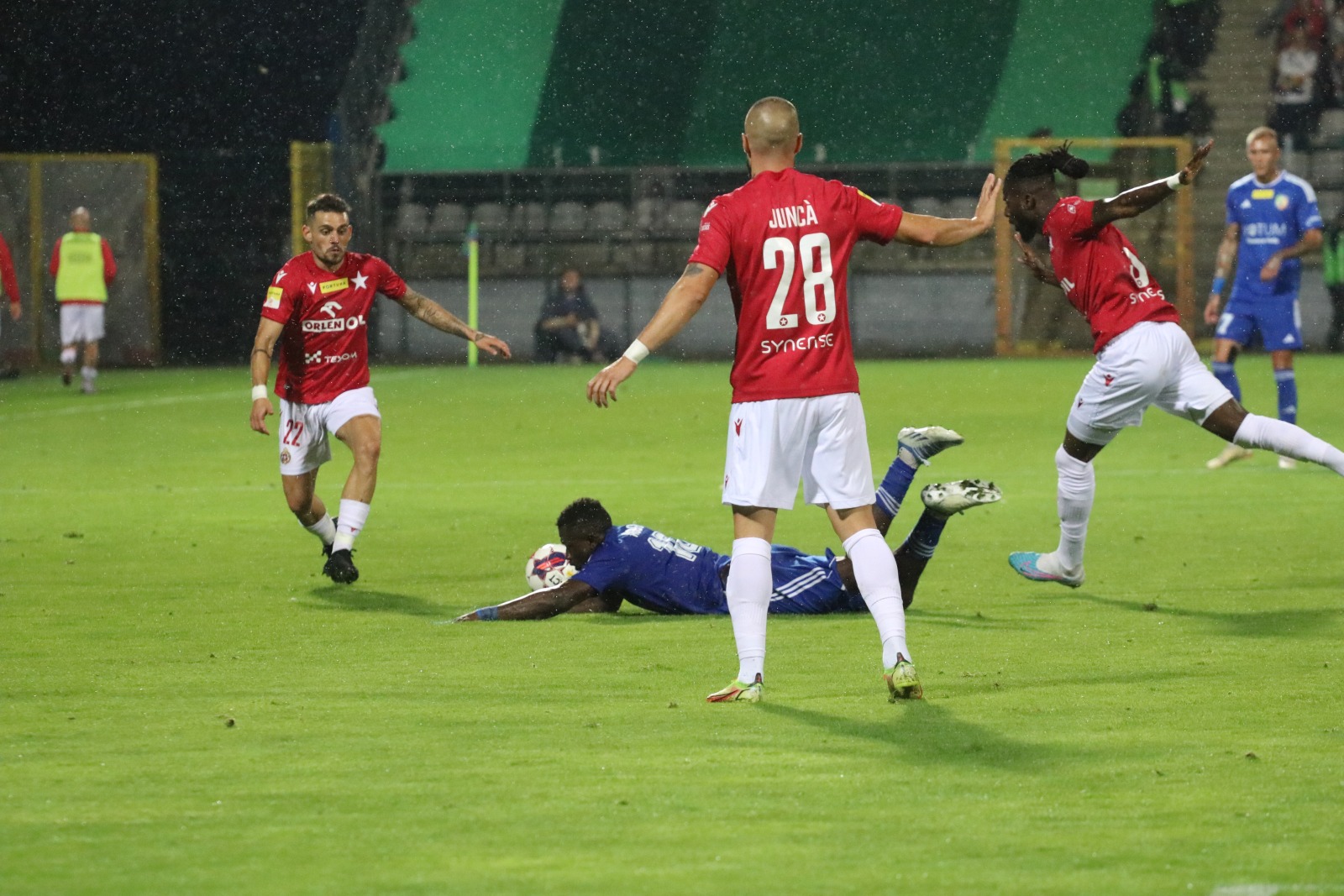 Remis z Wisłą Kraków. Miedź Legnica nadal niepokonana