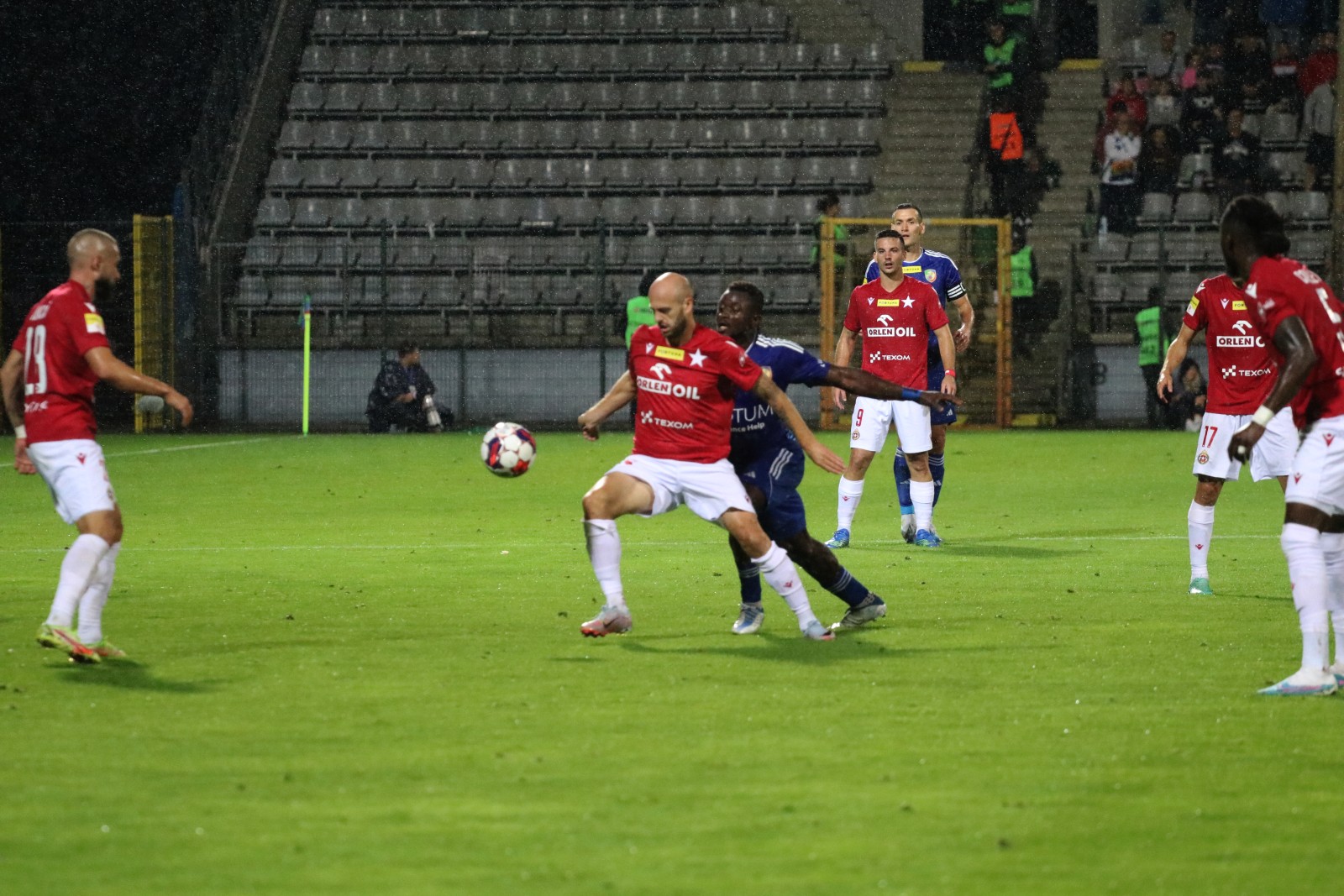 Remis z Wisłą Kraków. Miedź Legnica nadal niepokonana