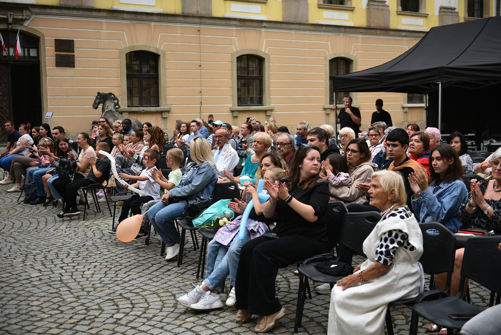 Polsko–ukraińskie zespoły na dziedzińcu Akademii Rycerskiej