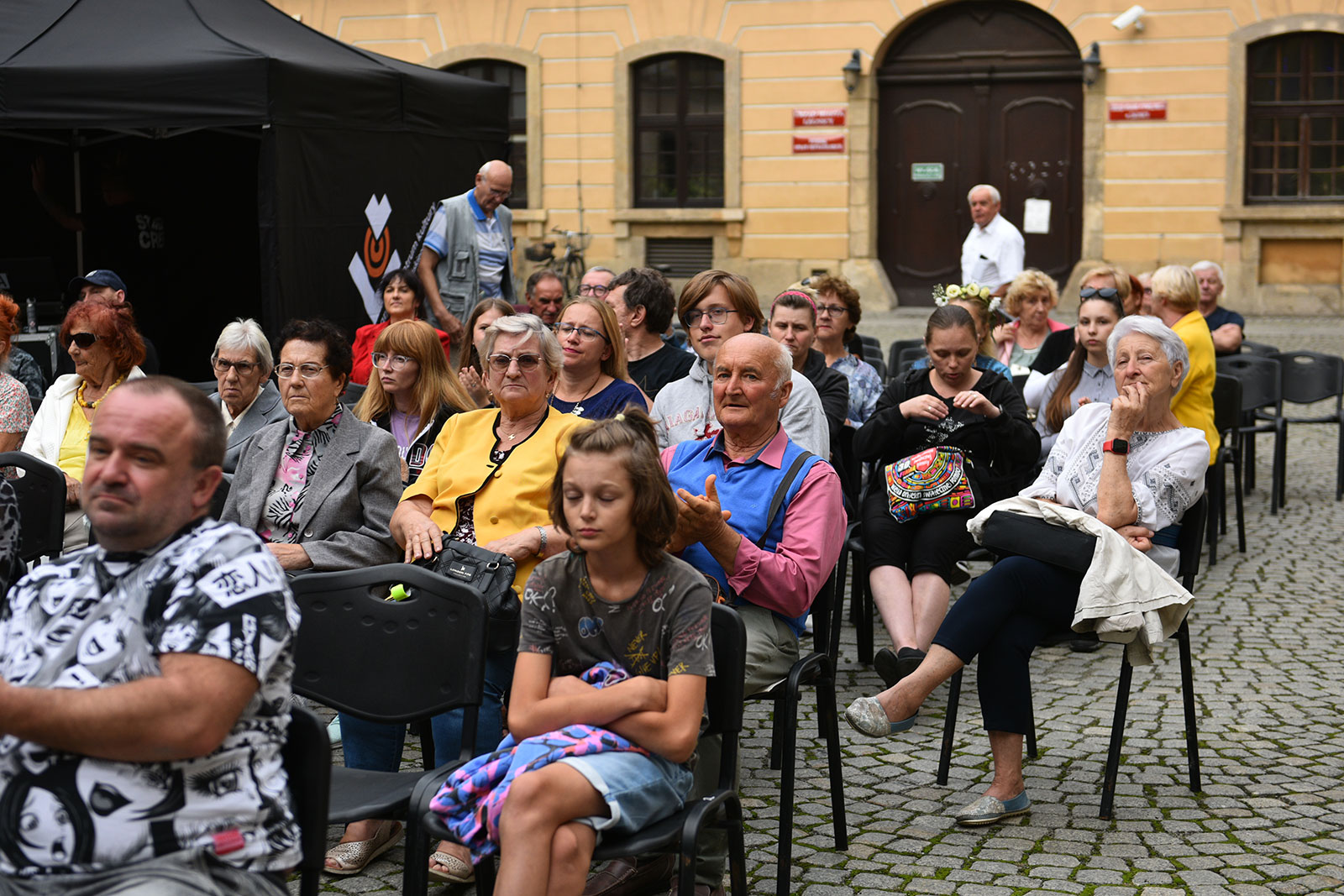 Polsko–ukraińskie zespoły na dziedzińcu Akademii Rycerskiej