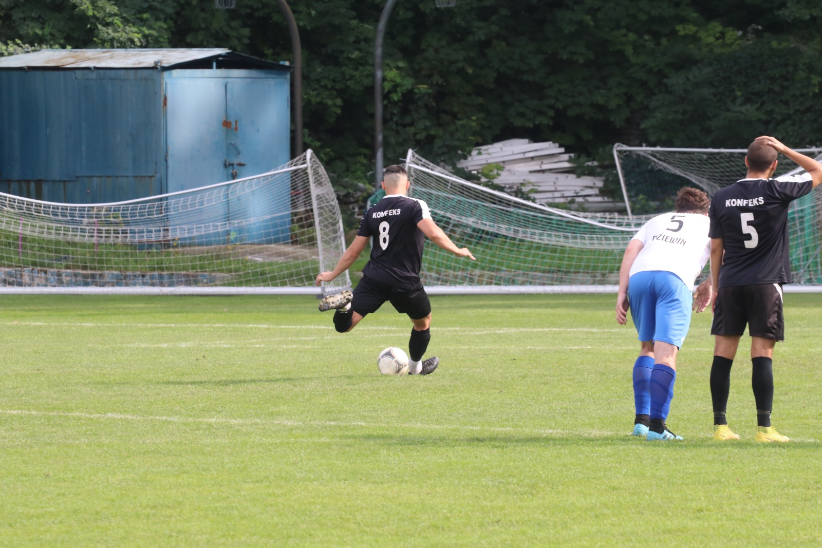 Konfeks Legnica pewnie wygrywa z Czarnymi Dziewin