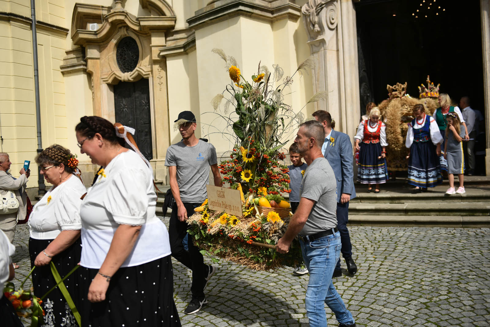 W Legnickim Polu dziękują rolnikom za plony i świętują