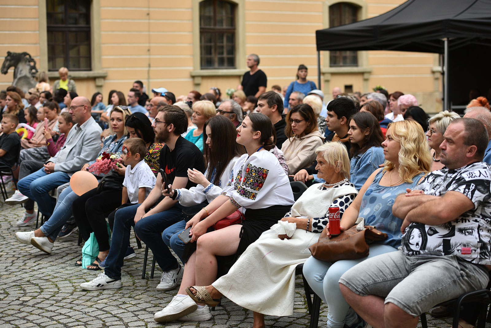 Polsko–ukraińskie zespoły na dziedzińcu Akademii Rycerskiej