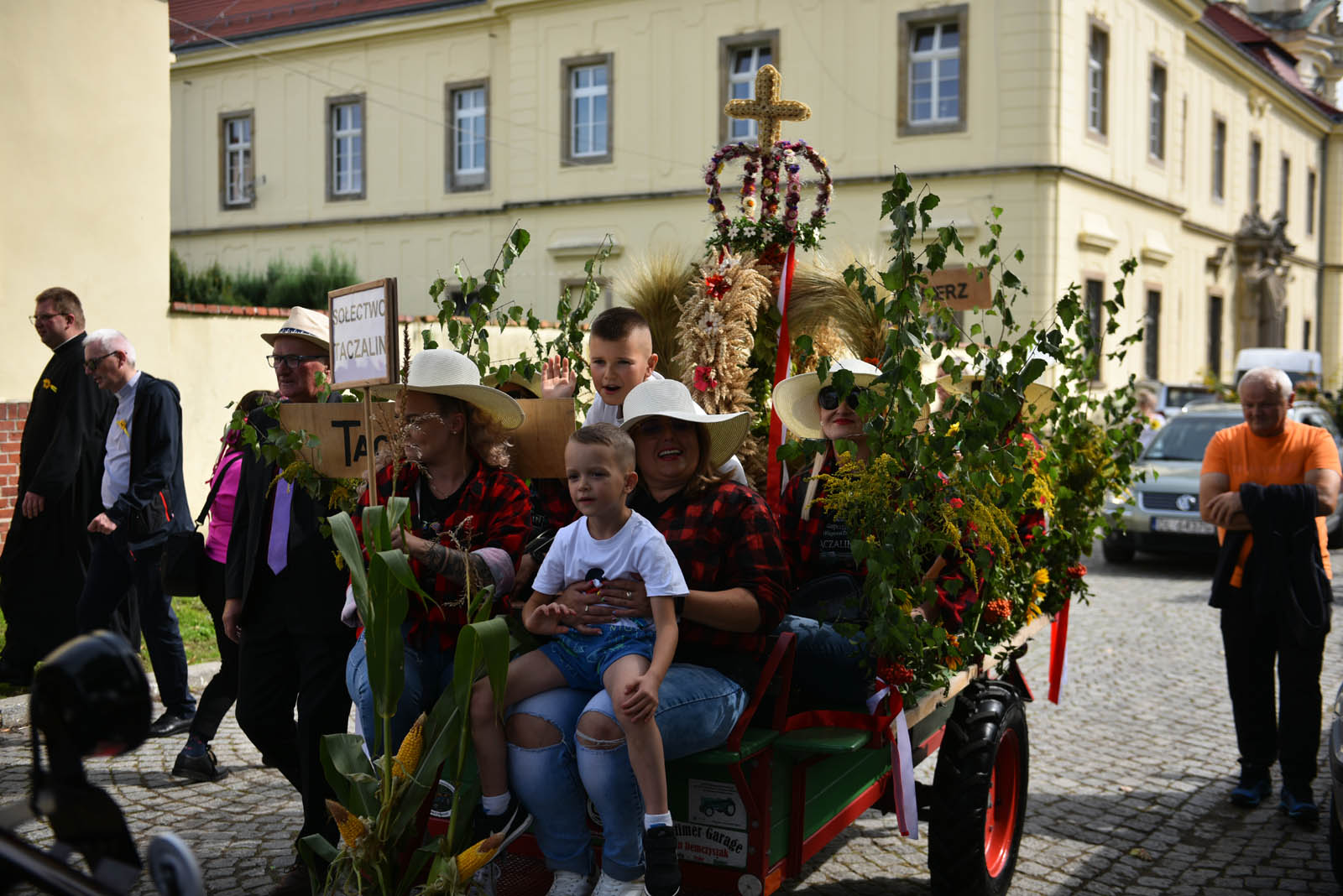 W Legnickim Polu dziękują rolnikom za plony i świętują
