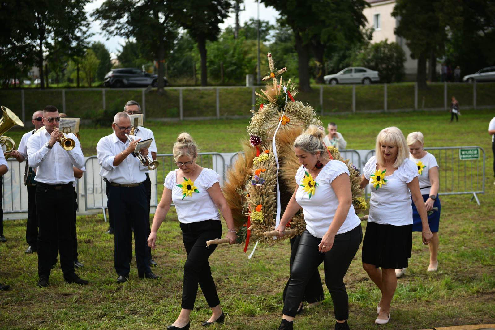 W Legnickim Polu dziękują rolnikom za plony i świętują