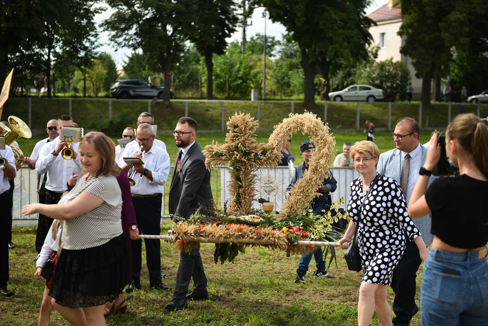 W Legnickim Polu dziękują rolnikom za plony i świętują