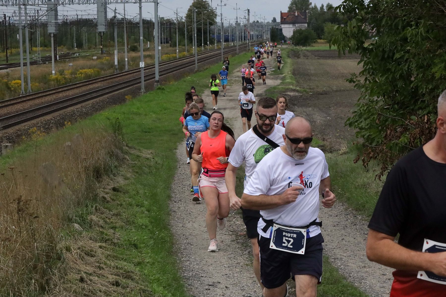 VIII Kolej Na Bieg 2023. Sto pięćdziesiąt osób na mecie biegu