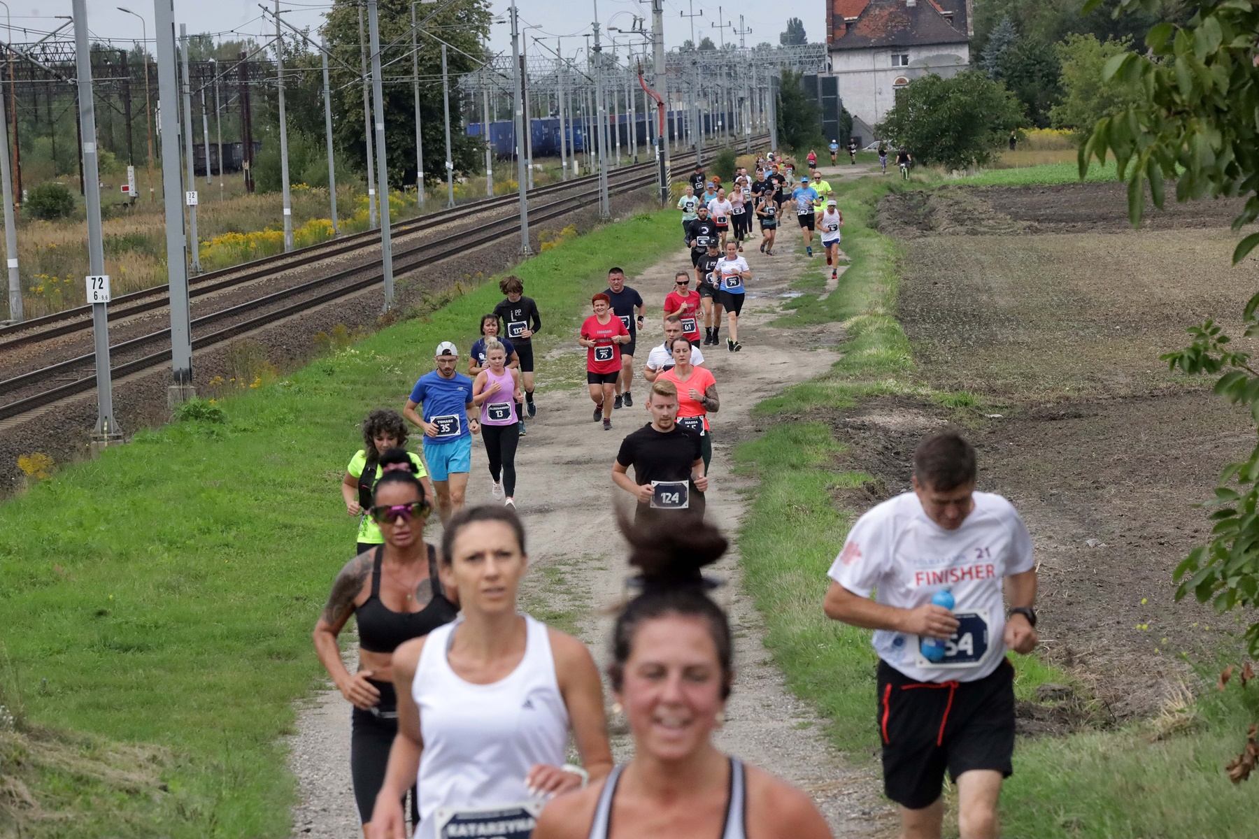 VIII Kolej Na Bieg 2023. Sto pięćdziesiąt osób na mecie biegu