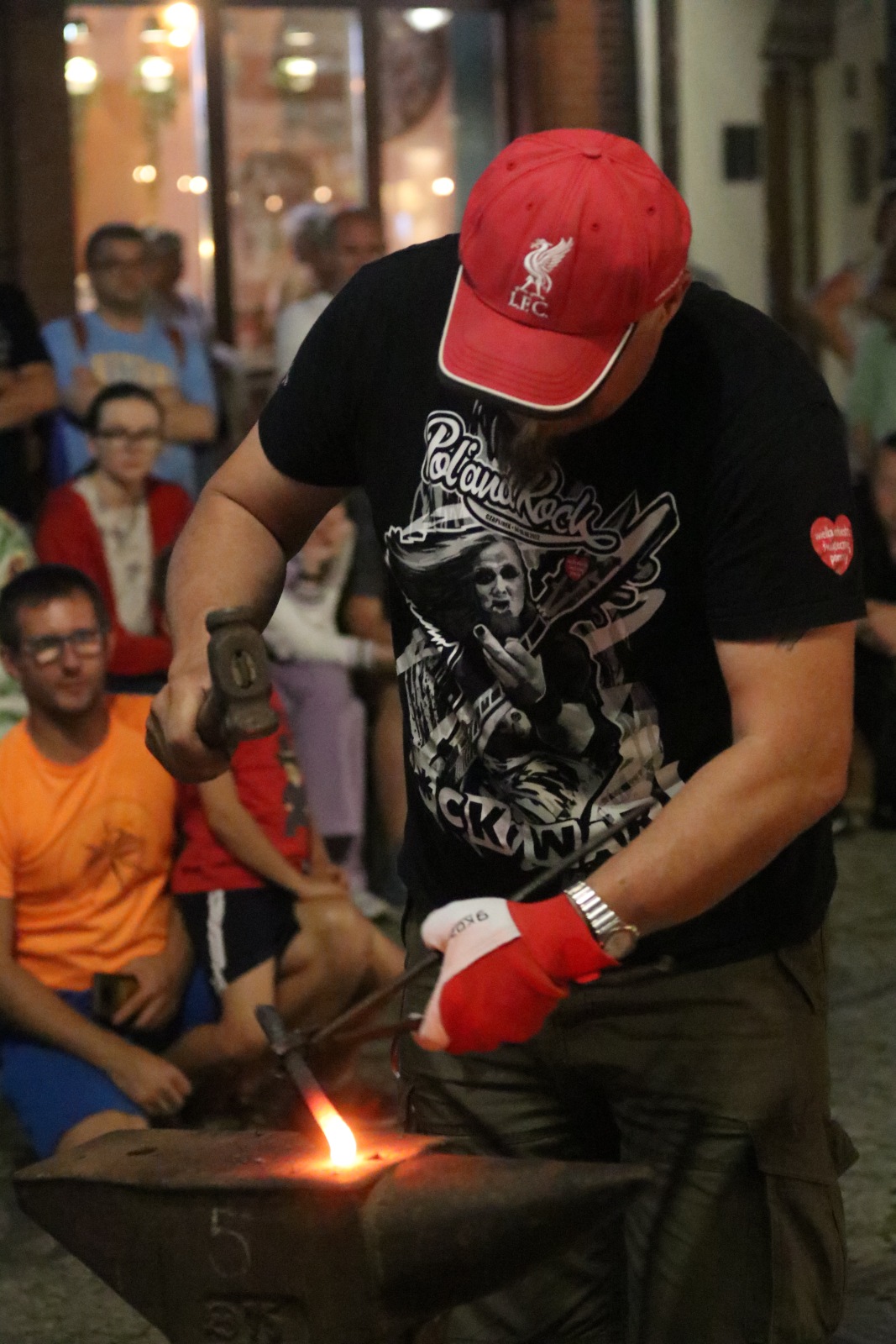 Kowale zaprezentowali swoje umiejętności na wieczornym kuciu