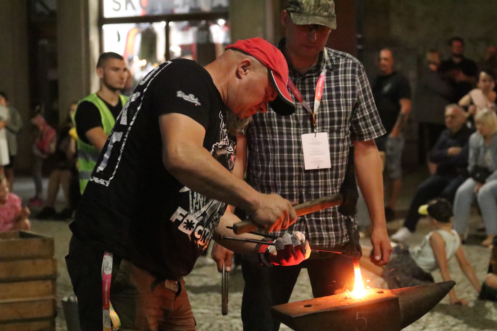Kowale zaprezentowali swoje umiejętności na wieczornym kuciu