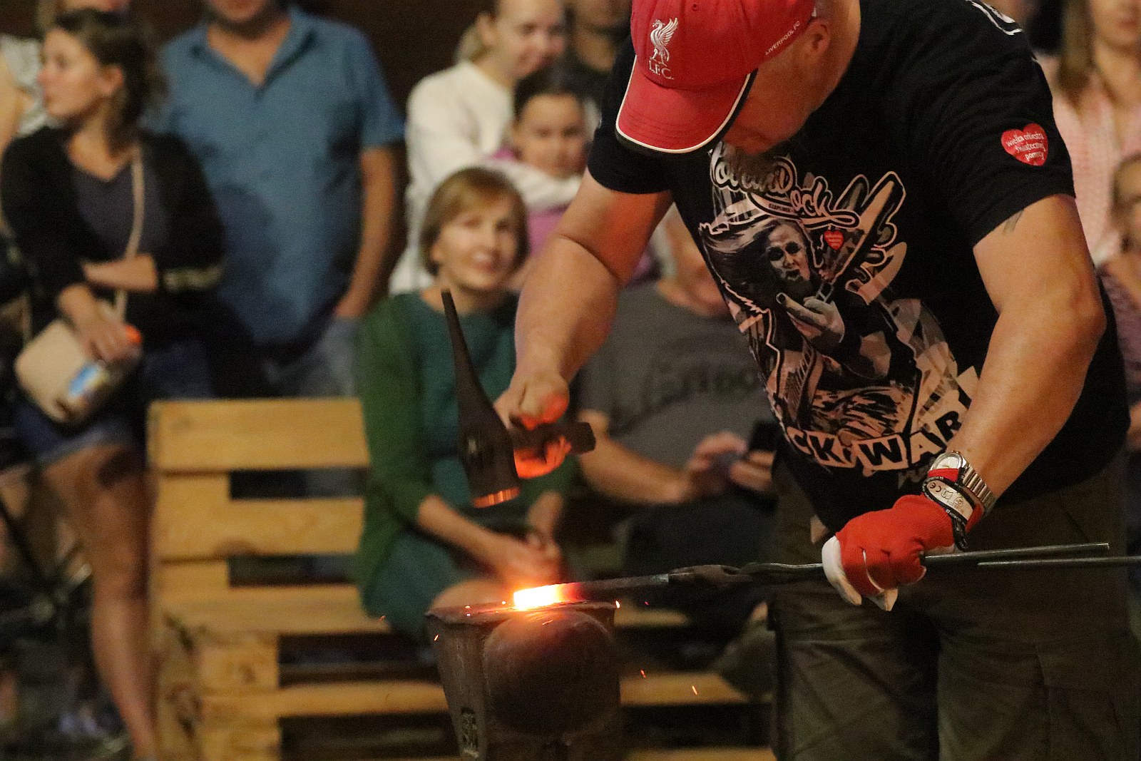 Kowale zaprezentowali swoje umiejętności na wieczornym kuciu