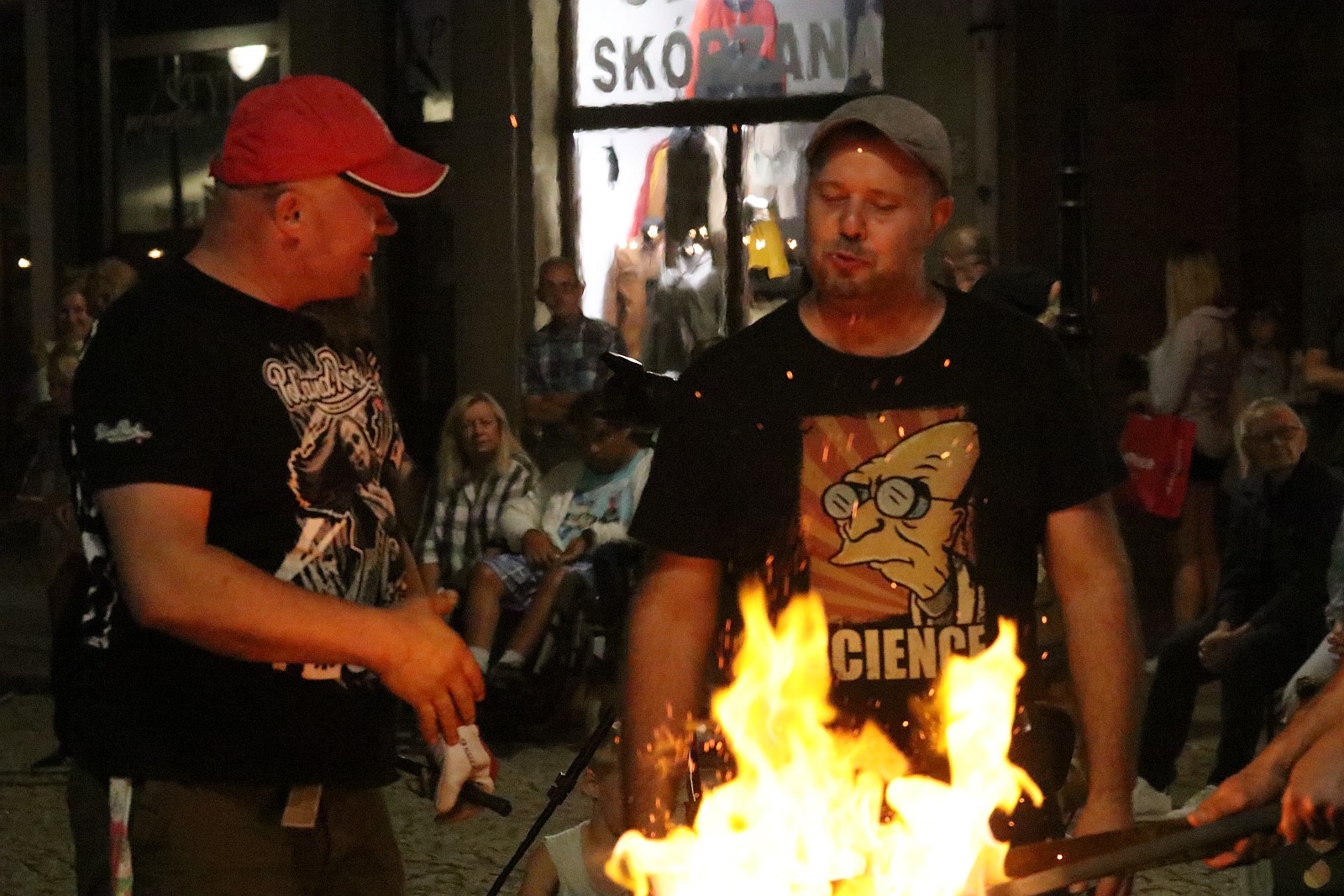 Kowale zaprezentowali swoje umiejętności na wieczornym kuciu