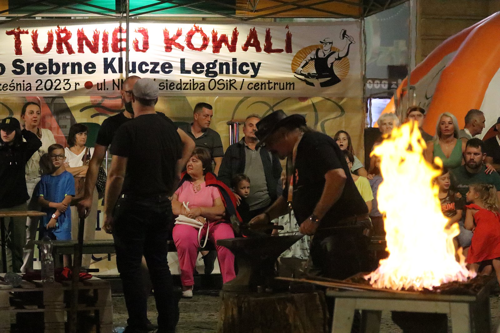 Kowale zaprezentowali swoje umiejętności na wieczornym kuciu