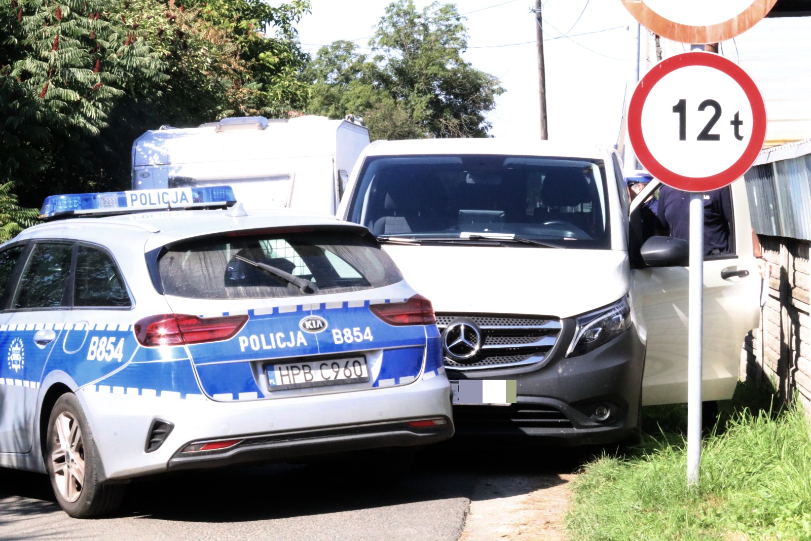 Uszkodził trzy samochody, w tym jeden radiowóz. Trafi przed sąd