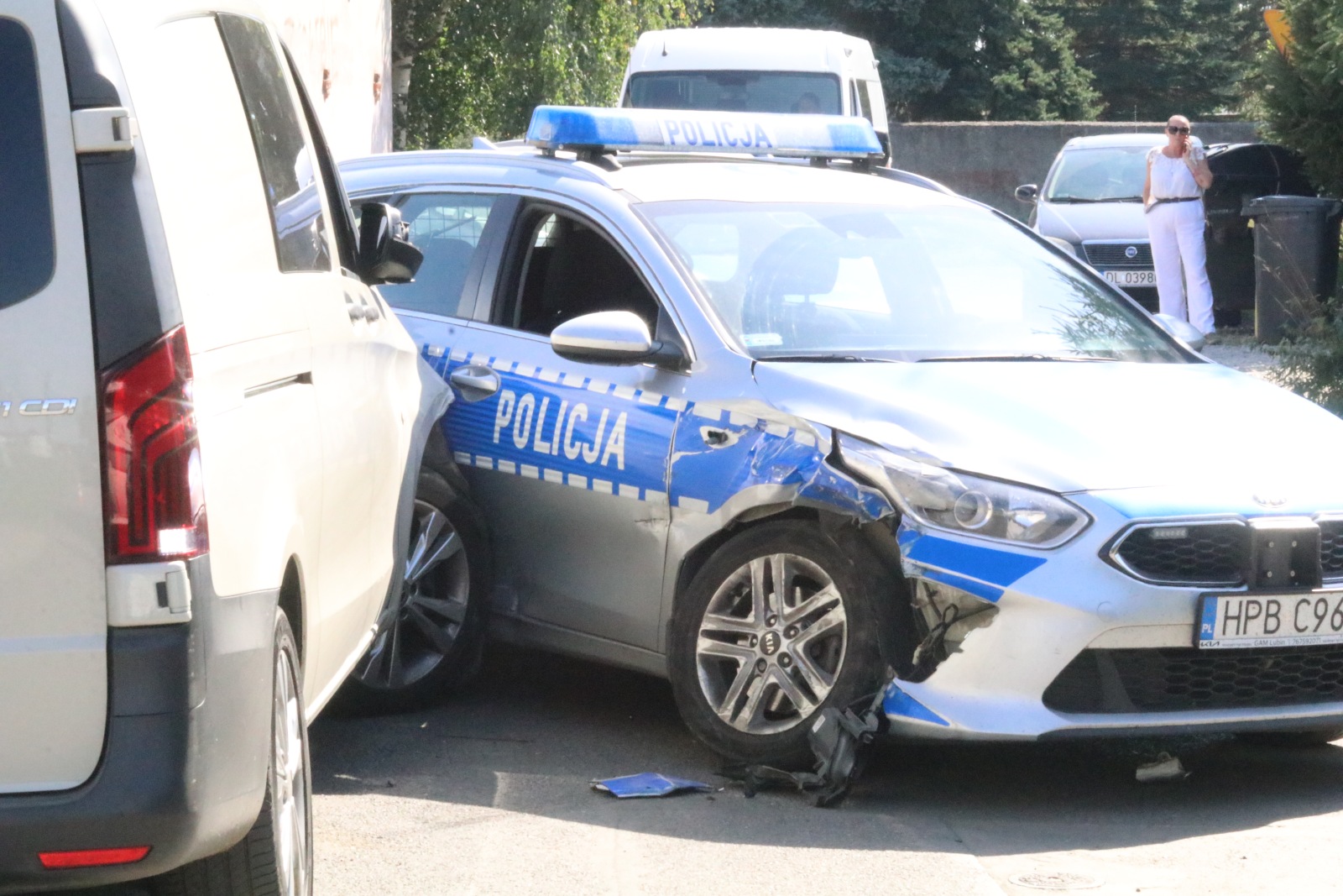 Uszkodził trzy samochody, w tym jeden radiowóz. Trafi przed sąd