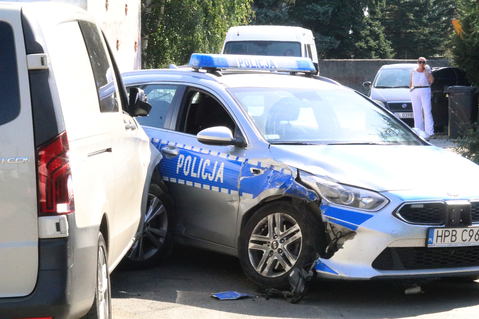 Uszkodził trzy samochody, w tym jeden radiowóz. Trafi przed sąd